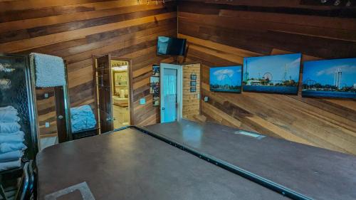 Huron Casa | 5 Bedroom Family Gathering Home with Indoor Hot Tub