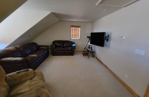 Arapahoe Otro | 5-bedroom farmhouse in lovely Bennett with WiFi, AC, fitness area. Close to DIA