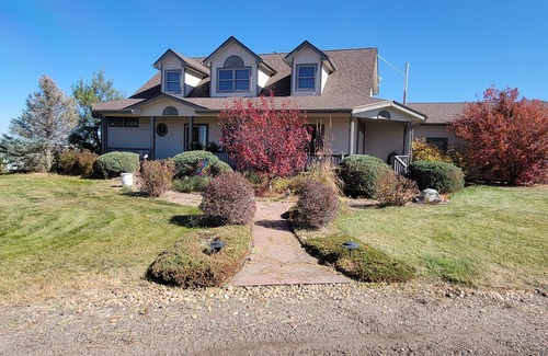 Arapahoe Otro | 5-bedroom farmhouse in lovely Bennett with WiFi, AC, fitness area. Close to DIA