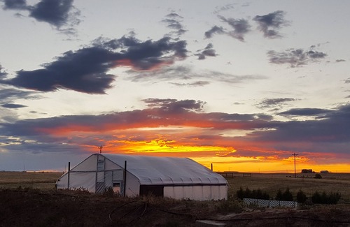Arapahoe Otro | 5-bedroom farmhouse in lovely Bennett with WiFi, AC, fitness area. Close to DIA