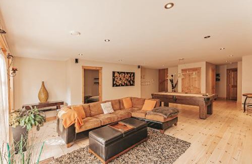 Fiddler Lake Resort Chalet De Esquí | 5-Bedroom Getaway with Sauna, BBQ, and Game Room