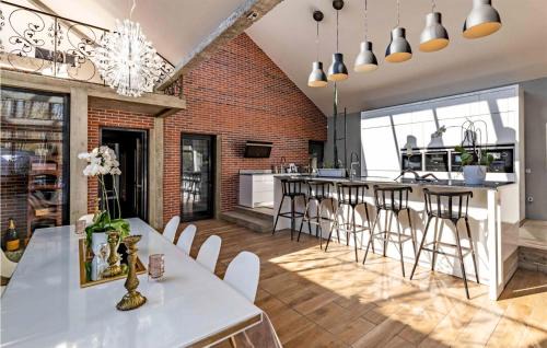 Seine-et-Marne Casa | 5 Bedroom Gorgeous Home In Breuillet