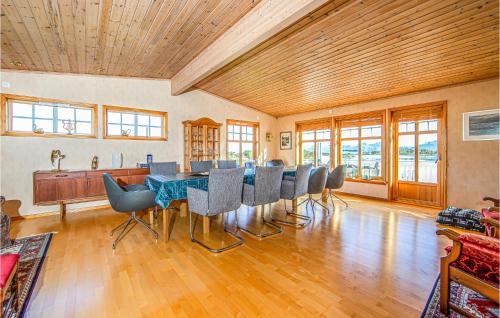 Haram Casa | 5 Bedroom Gorgeous Home In Fjørtoft