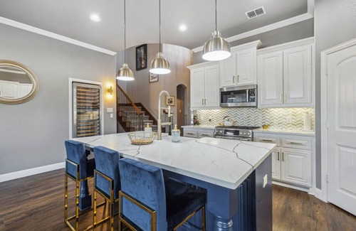 Elmo Casa | 5 Bedroom Home + Pool + Media Room+ Grill!