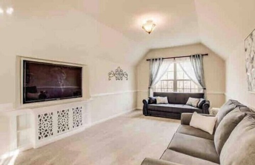 Stafford Casa | 5 Bedroom Home with Pool & Hotub
