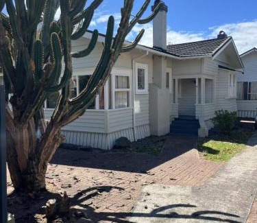 Mount Eden Casa | 5 Bedroom House A with 13 Beds including 6 Double Beds, 2 Single Beds, and 5 Sofa Beds