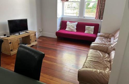 Mount Eden Casa | 5 Bedroom House A with 13 Beds including 6 Double Beds, 2 Single Beds, and 5 Sofa Beds