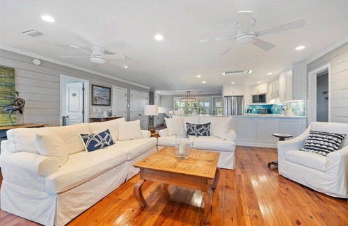 Alligator Point Casa | 5-bedroom house in charming Alligator Point with a Pool. Beachfront and Bayfront