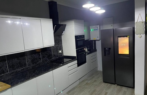 Freetown Apartamento | 5 Bedroom immaculate house in Freetown very close to all popular beaches .