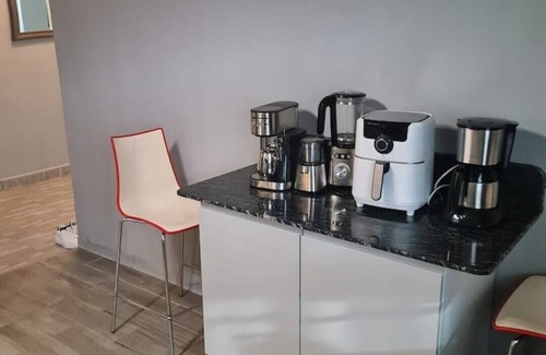 Freetown Apartamento | 5 Bedroom immaculate house in Freetown very close to all popular beaches .