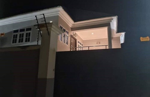 Freetown Apartamento | 5 Bedroom immaculate house in Freetown very close to all popular beaches .