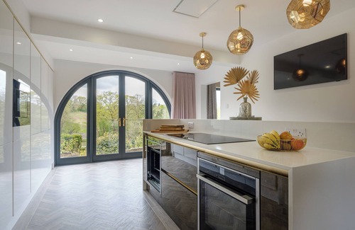 Devizes Casa | 5 Bedroom Lake House in a nature reserve