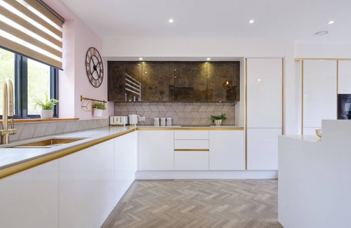 Devizes Casa | 5 Bedroom Lake House in a nature reserve