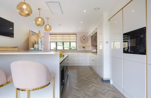 Devizes Casa | 5 Bedroom Lake House in a nature reserve