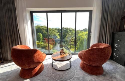 Devizes Casa | 5 Bedroom Lake House in a nature reserve
