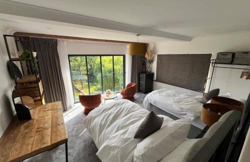 Devizes Casa | 5 Bedroom Lake House in a nature reserve