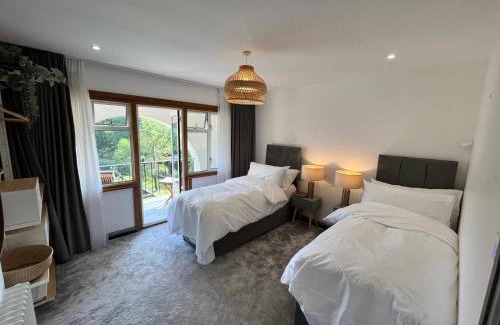 Devizes Casa | 5 Bedroom Lake House in a nature reserve