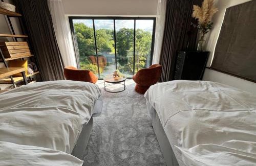 Devizes Casa | 5 Bedroom Lake House in a nature reserve