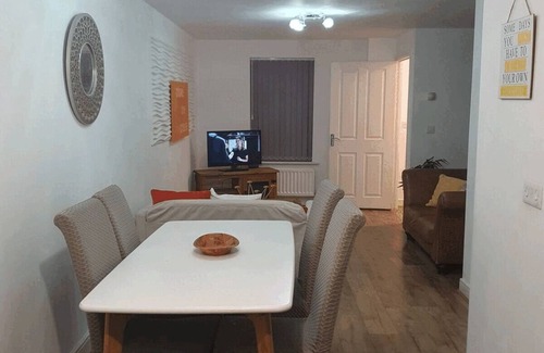 Rugby Casa | 5 bedroom large home with Parking in Rugby