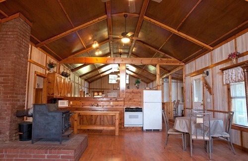 Mountainburg Cabina | 5-bedroom lodge near Ozark National Forest and Lake Fort Smith state park.