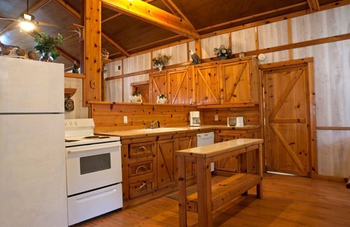 Mountainburg Cabina | 5-bedroom lodge near Ozark National Forest and Lake Fort Smith state park.