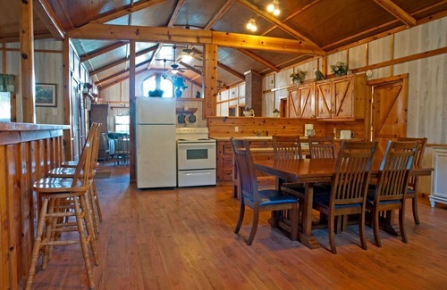 Mountainburg Cabina | 5-bedroom lodge near Ozark National Forest and Lake Fort Smith state park.