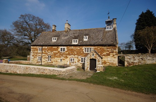Knipton Casa | 5 bedroom Manor in private parkland with idyllic countryside and lake views