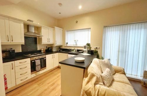 Liverpool Casa | 5 Bedroom, sleeps 9 - base to explore Liverpool and beyond