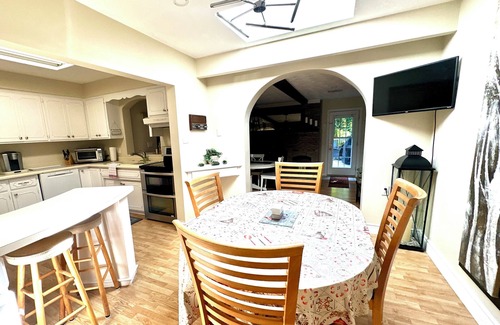 Waterloo Casa | 5 bedroom spacious house in a sought after neighborhood