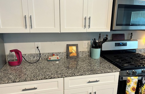 Graniteville Casa | 5 bedroom spacious home, with charcoal grill and seating. Peaceful neighborhood.