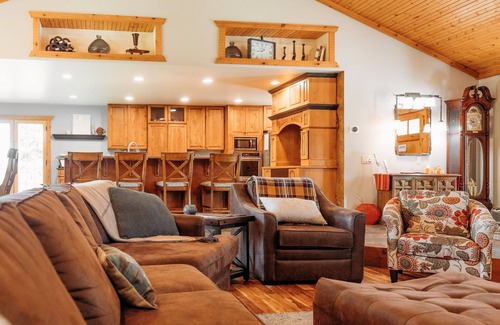 Detroit Lakes Casa | 5 bedroom vacation home on 47 acres