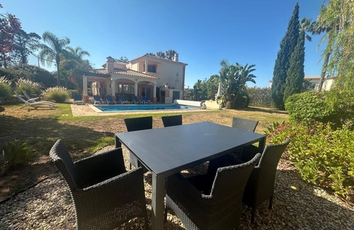 Estombar Villa | Magnífica villa de 5 dormitorios con gran piscina climatizada y en el campo de golf Gramacho