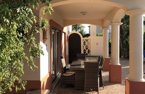 Estombar Villa | Magnífica villa de 5 dormitorios con gran piscina climatizada y en el campo de golf Gramacho