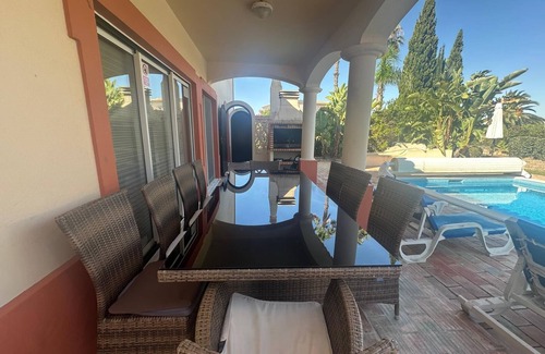 Estombar Villa | Magnífica villa de 5 dormitorios con gran piscina climatizada y en el campo de golf Gramacho