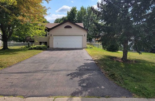Shakopee Casa | 5 Bedrooms 2 Bath 2 Grg 3 King beds 2 Queen beds & a Game Room split level home