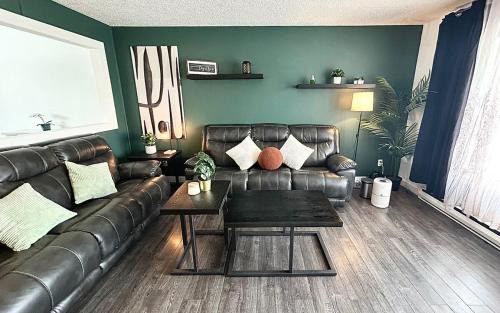 Thompson Casa | 5 Bedrooms, 2 Kitchens, Free Parking, Newly Renovated