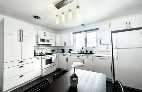 Thompson Casa | 5 Bedrooms, 2 Kitchens, Free Parking, Newly Renovated