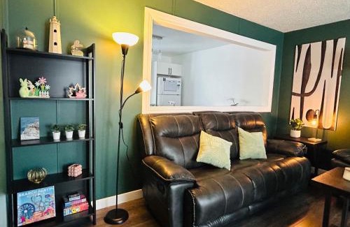 Thompson Casa | 5 Bedrooms, 2 Kitchens, Free Parking, Newly Renovated