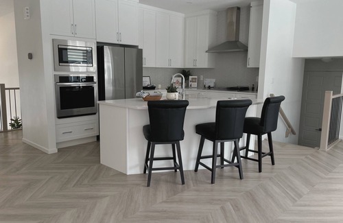 West Edmonton Casa | 5 Bedrooms | 3 King Beds | Family Friendly