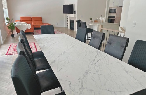 West Edmonton Casa | 5 Bedrooms | 3 King Beds | Family Friendly