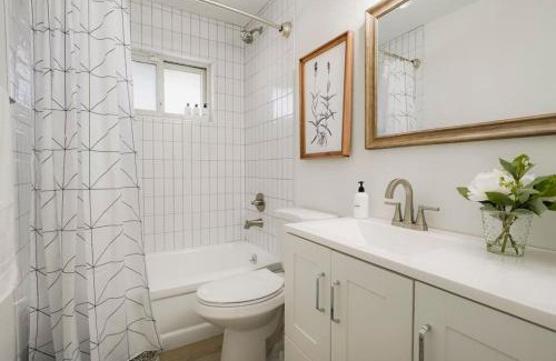 Allendale Area Casa | 5-Bedrooms! Stylish and Modern Home, Pets Welcome!