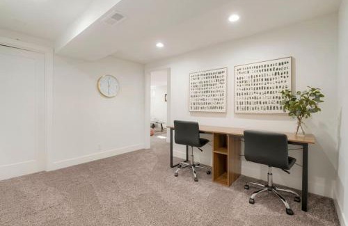 Allendale Area Casa | 5-Bedrooms! Stylish and Modern Home, Pets Welcome!