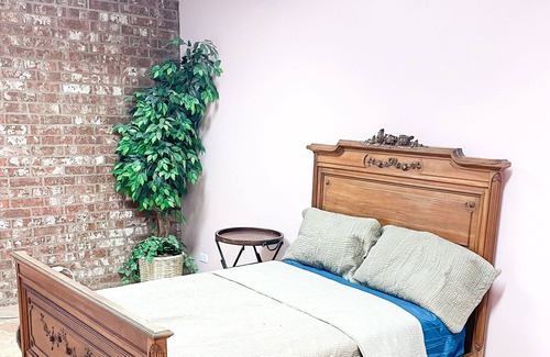 West Monroe Casa | 5 beds Pink house! Pet friendly!