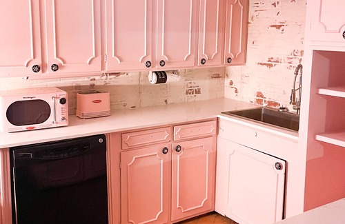 West Monroe Casa | 5 beds Pink house! Pet friendly!