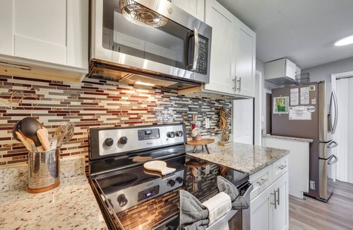 Jacksonville Beach Cabaña | 5 Blocks to Jax Beach: Getaway w/ Patio & Yard!