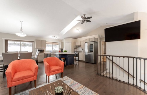 Hinton Casa | 5-Br/3-Ba | Private Pool & Hot Tub | Pool Table + Home Theatre