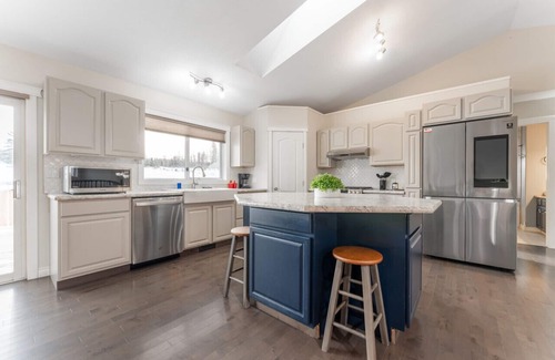 Hinton Casa | 5-Br/3-Ba | Private Pool & Hot Tub | Pool Table + Home Theatre