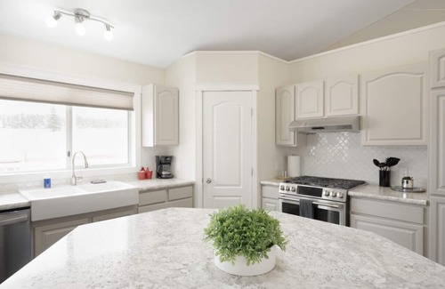 Hinton Casa | 5-Br/3-Ba | Private Pool & Hot Tub | Pool Table + Home Theatre