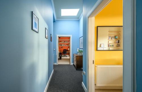 Newington Apartamento | 5-BR 3-BTH Newington Apartment - Modern & Spacious