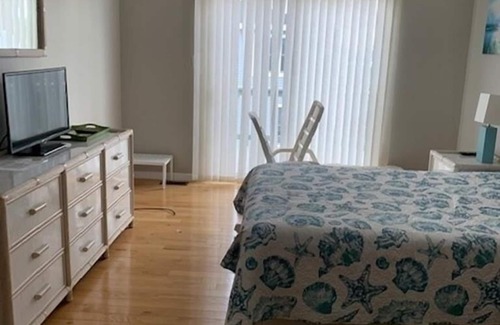 Loveladies Casa | 5 BR, 3rd from the ocean